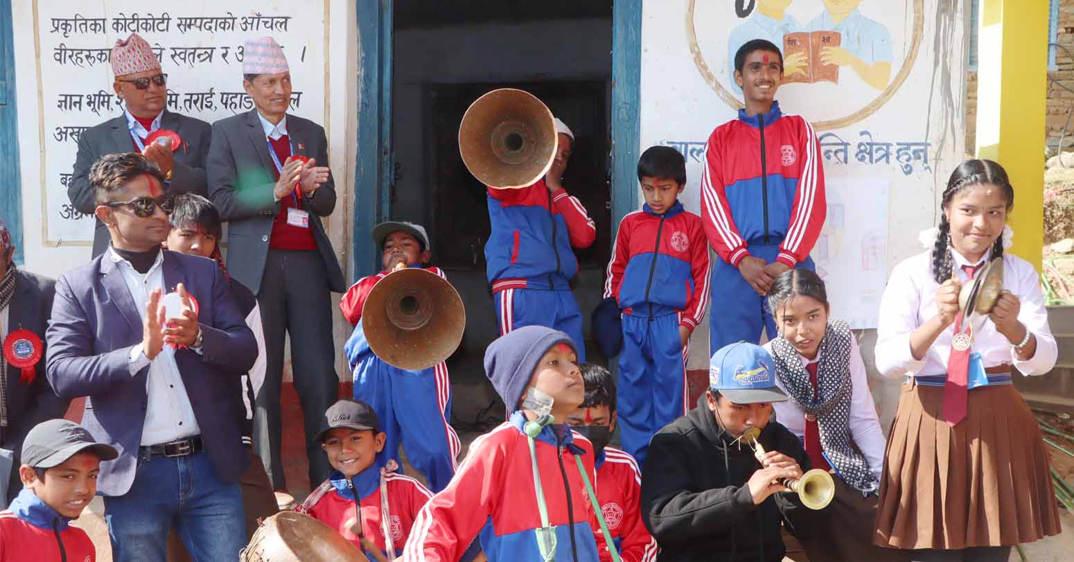 पैयुँपाटाका विद्यार्थी : पढ्दै पञ्चेबाजा  बजाउन सिक्दै