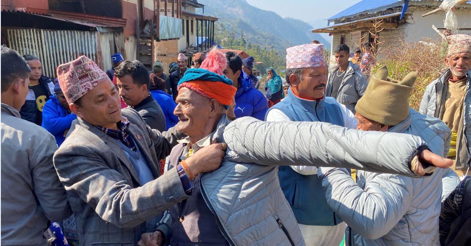 जन्मदिनमा बृद्ध–बृद्धालाई न्यानो कपडा उपहार