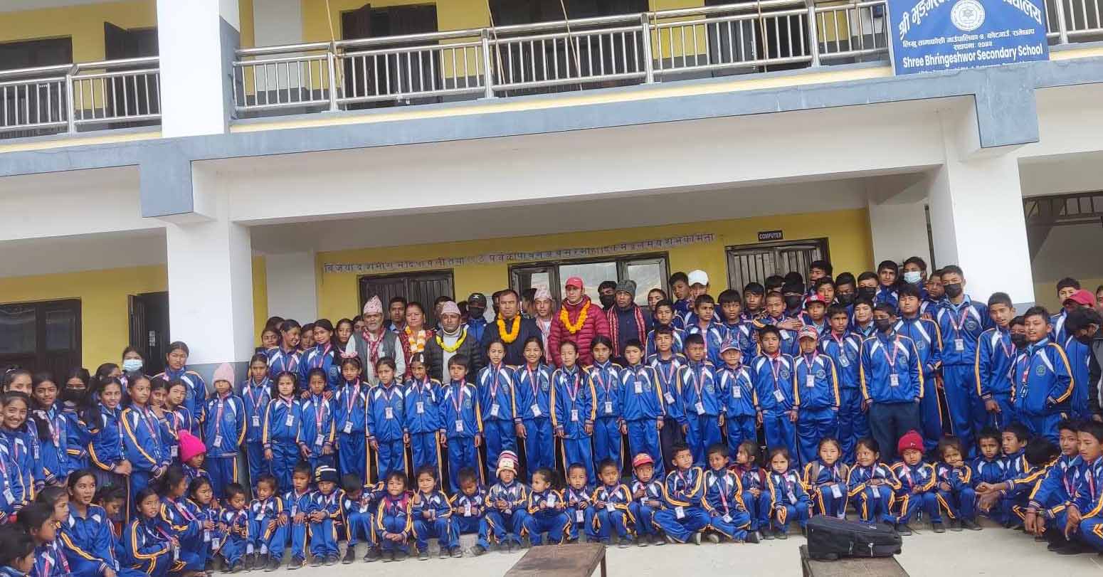 चन्दा उठाएर विद्यार्थीलाई न्यानो कपडा