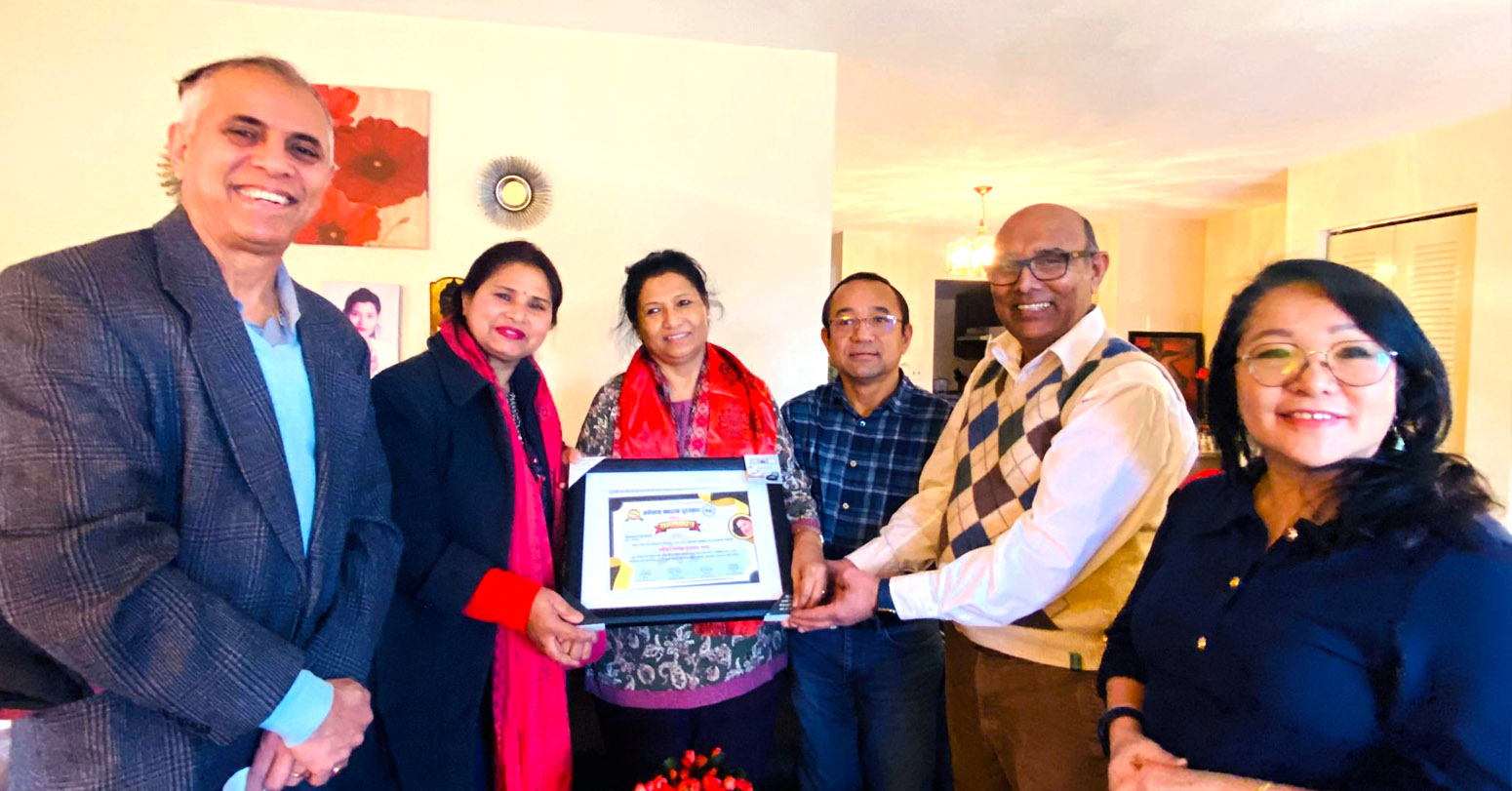 साहित्यकार शाहलाई अनेसास नवरत्न पुरस्कार अर्पण