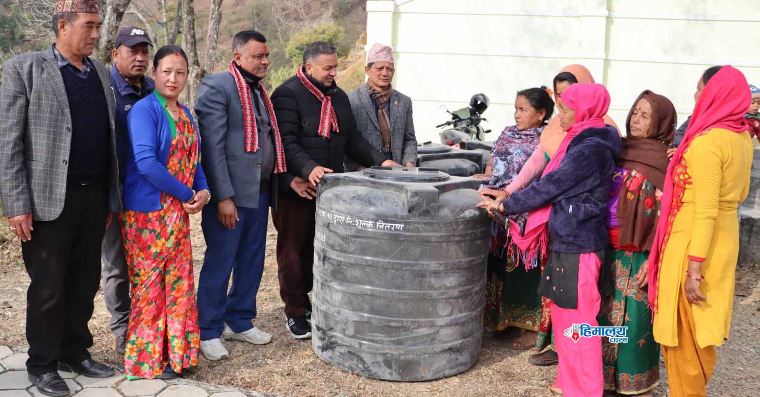खानेपानी संकलनका लागि ट्याङ्की वितरण