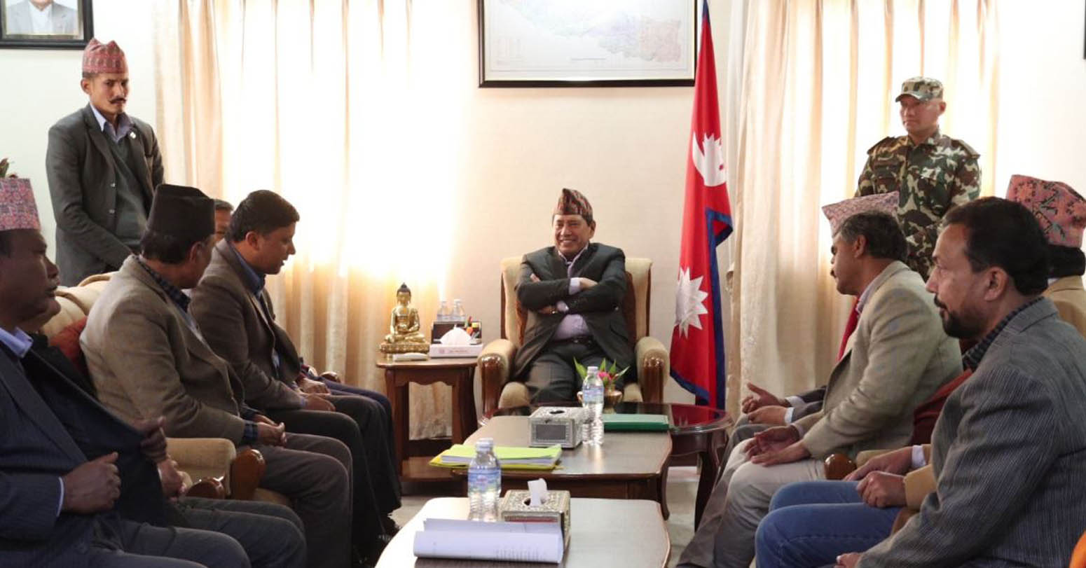 थुनामा रहेका लघुवित्त पीडितलाई मुद्दा नचलाउन एमालेले गरायो गृहमन्त्रीको ध्यानाकर्षण