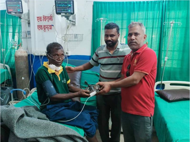 महासंघको स्थापना दिवसमा बिरामीलाई फलफूल वितरण