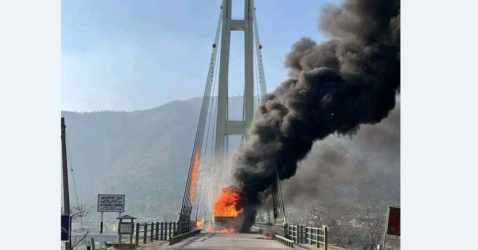 कर्णाली पुुलमा आवागमन बन्द : आगलागीबाट ‘सपोट’ डोरीमा आंशिक क्षति