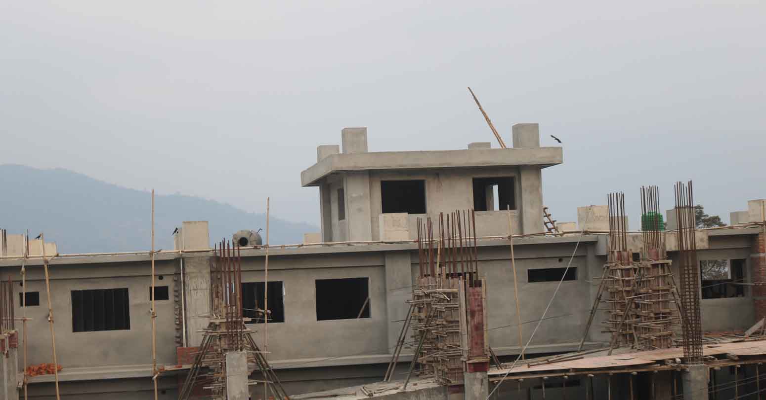 अन्तिम चरणमा पुगेपछि अस्पताल भवन निर्माण रोकियो