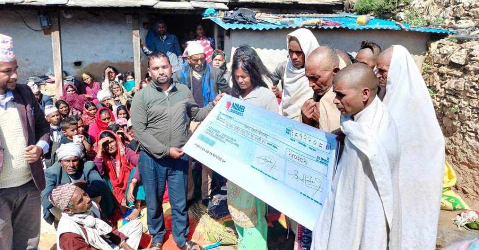आगलागीमा ज्यान गुमाएका मृतकका परिवारलाई रकम हस्तान्तरण