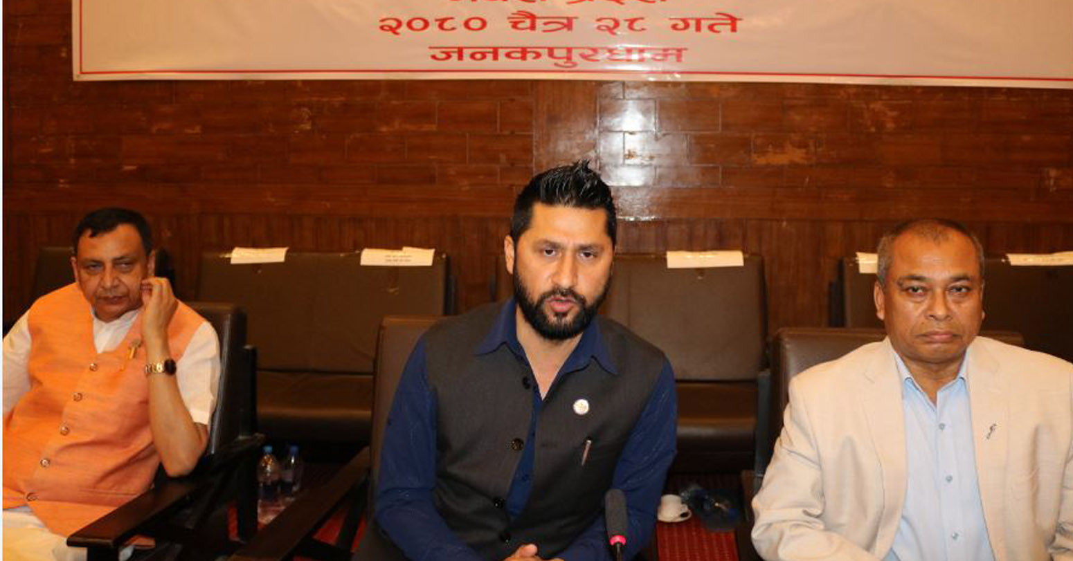 जनकपुर पुगेर गृहमन्त्रीले भने : दबाब र प्रभावमा नपरी राम्रो काम गर्नुस्, पुरस्कृत गर्ने जिम्मा सरकारकाे