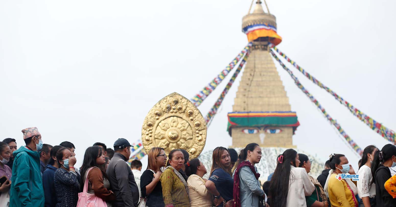 बौद्ध स्तुपामा चहलपहल (फोटोफिचर)