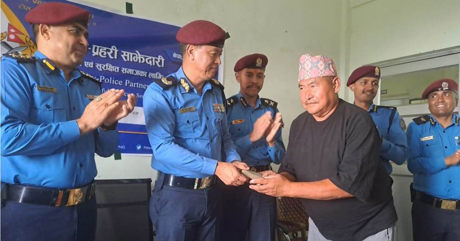 आगलागी पीडित पूर्व प्रहरीलाई आर्थिक सहयोग
