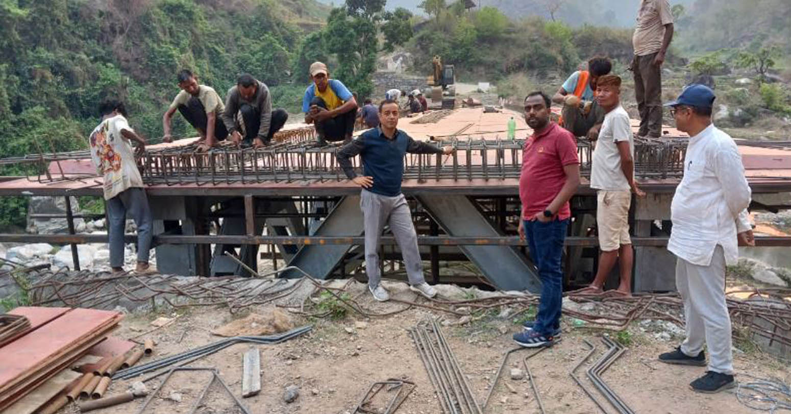 निर्माणाधिन पक्की पुलको समयमै निर्माण कार्य सक्न प्रशासनको ताकेता