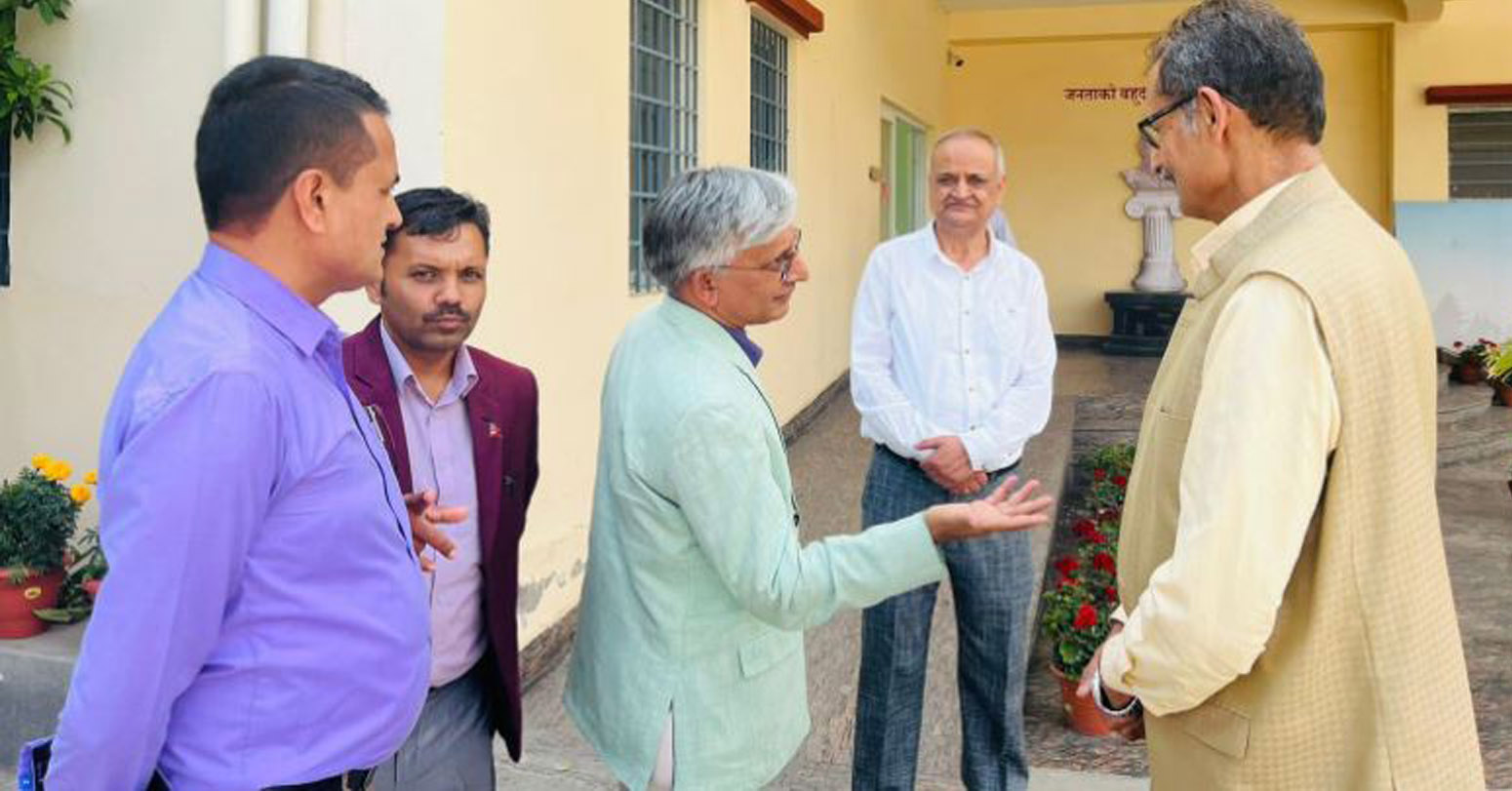 माओवादी केन्द्रका उपाध्यक्ष सापकोटाद्वारा एमालेको कार्यालय अवलोकन