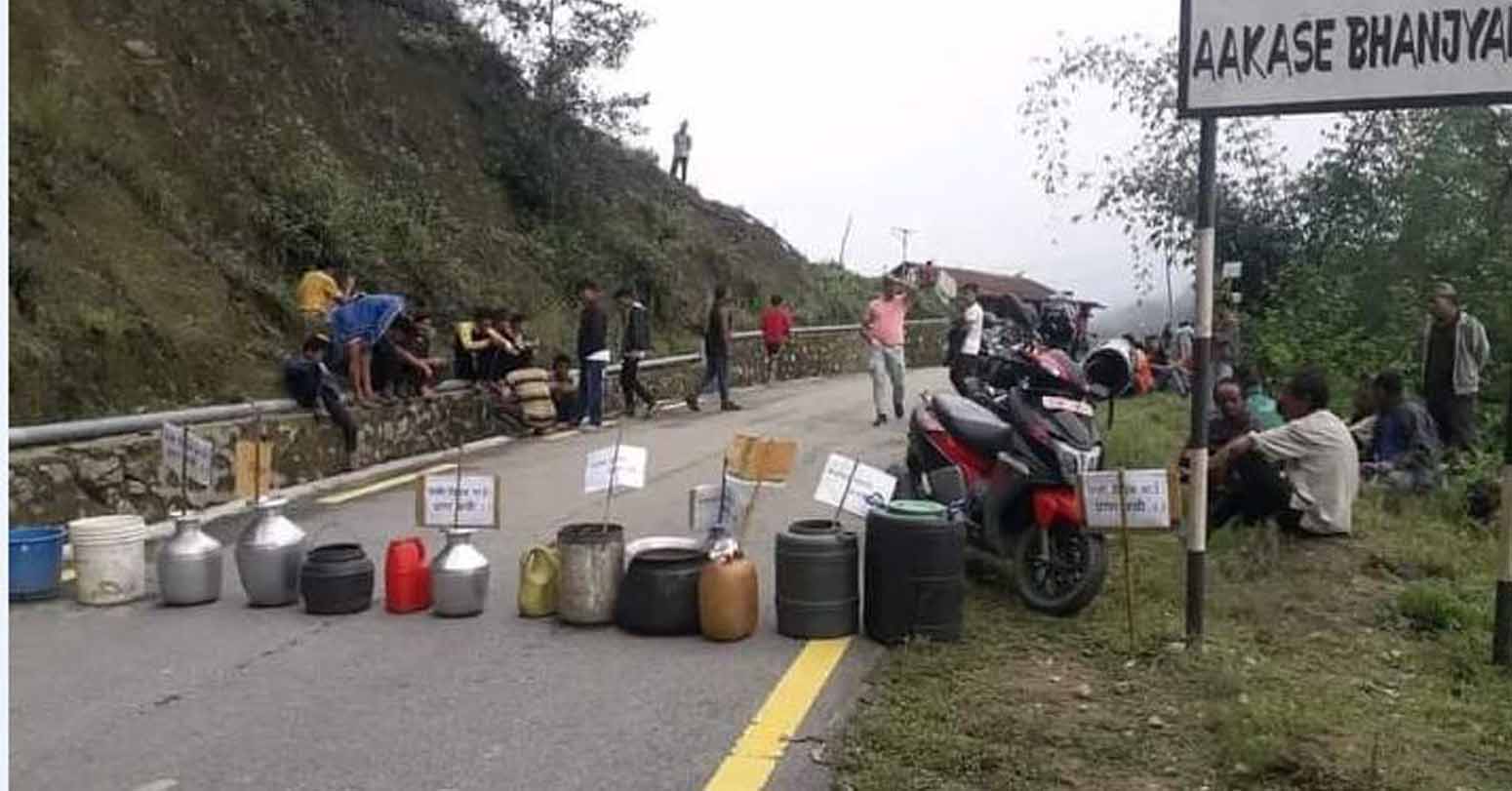समितिले गराए फिदिम फालोट सडक खण्ड बन्द