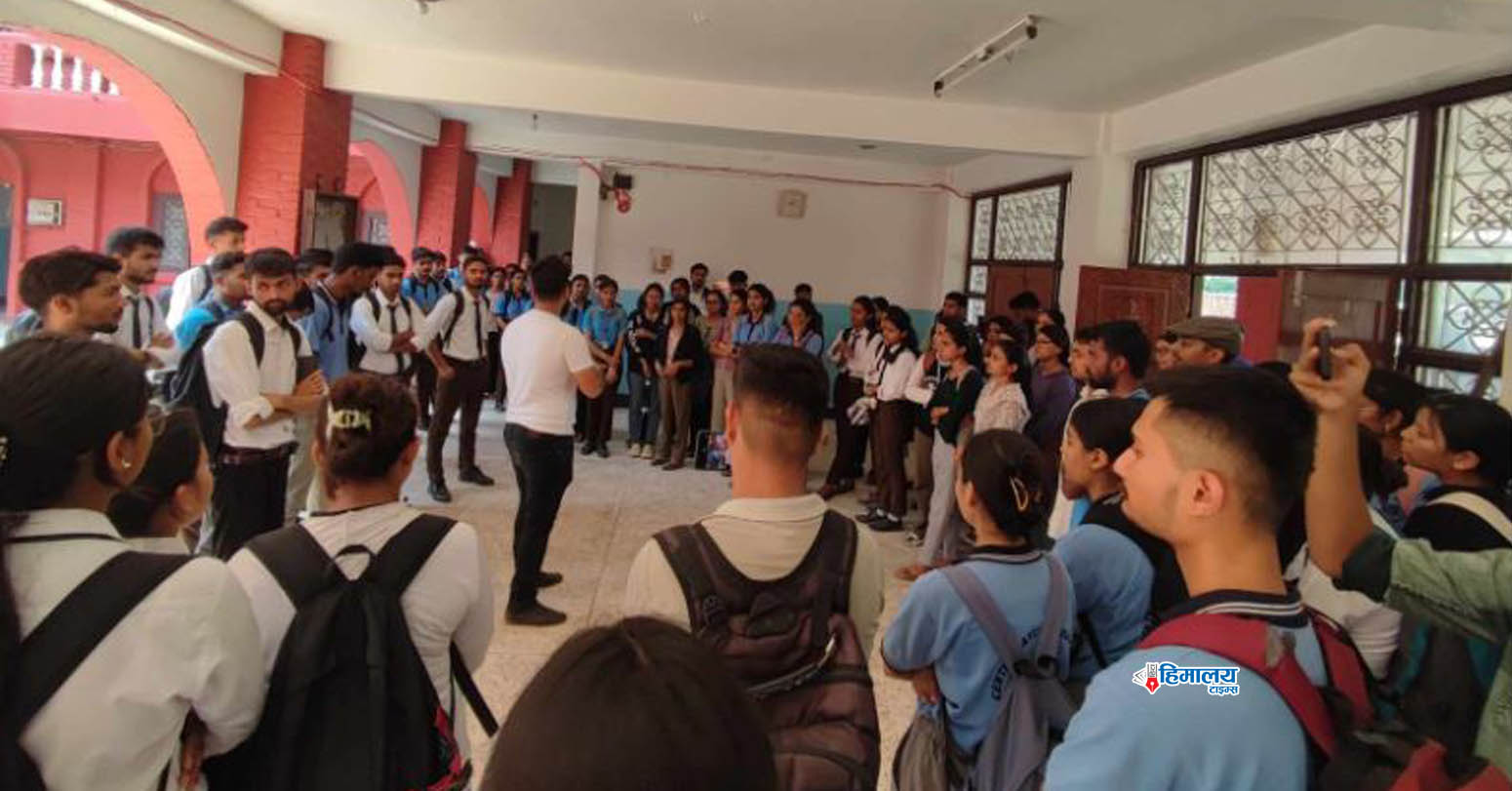 शिक्षक हटाउन थालिएको विरोधमा विद्यार्थी आन्दोलित