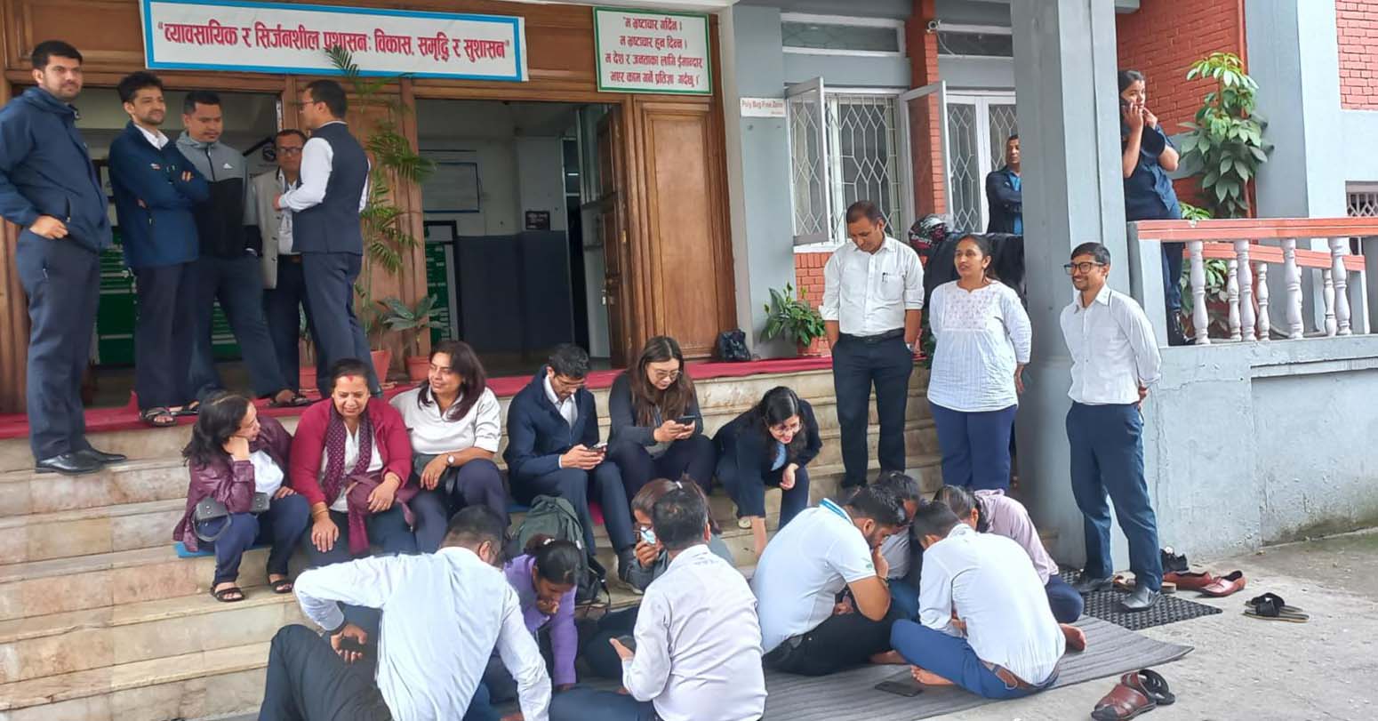 पदोन्नति नपाएका राष्ट्रसेवक मन्त्रालयको मुलद्वारमा लुडो खेलेर दुई घण्टा बिताउँदै