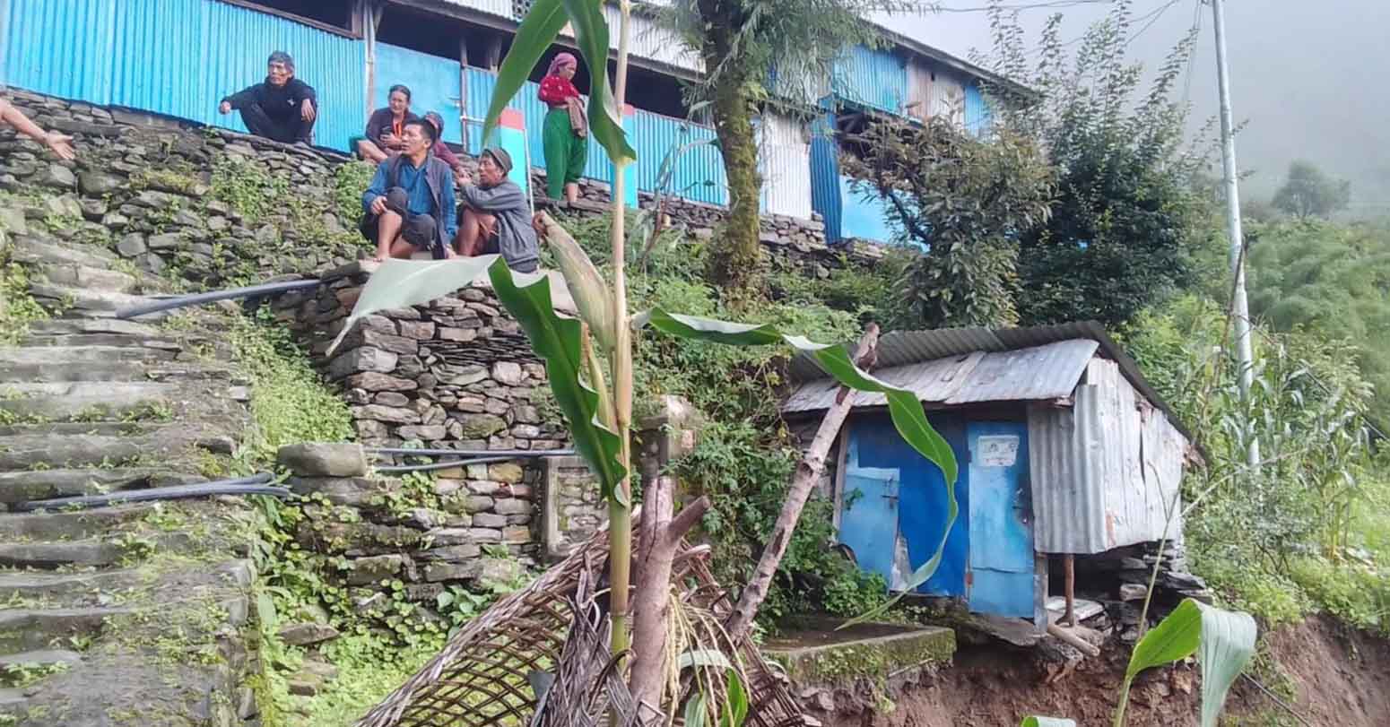 धादिङको किचेतमा पहिरोले गाउँ नै जोखिममा, स्थानीय त्रसित