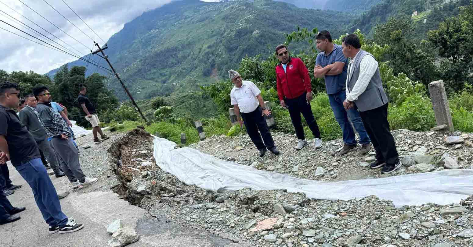 सडक भासिएपछि सिङ्गो बस्ती जोखिममा