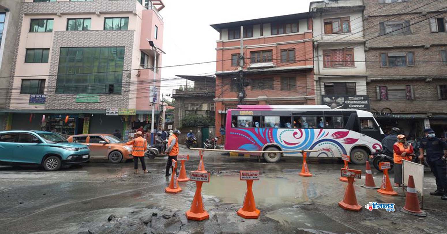 काठमाडौंको सोह्रखुट्टेमा सडक भासियो (तस्बिरहरू)