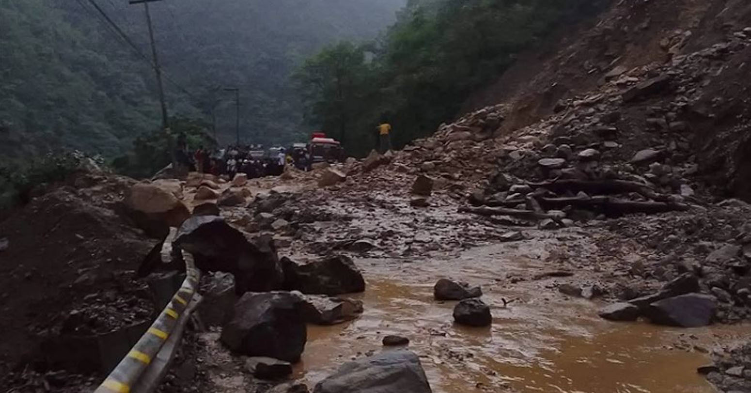 पहिरोले बगाएका दुई बसमा चालकसहित ६५ जना