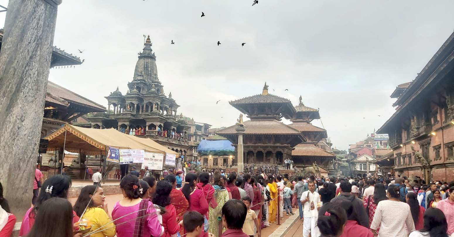 कृष्ण मन्दिरमा भक्तजनको घुइँचो (तस्बिरहरू)