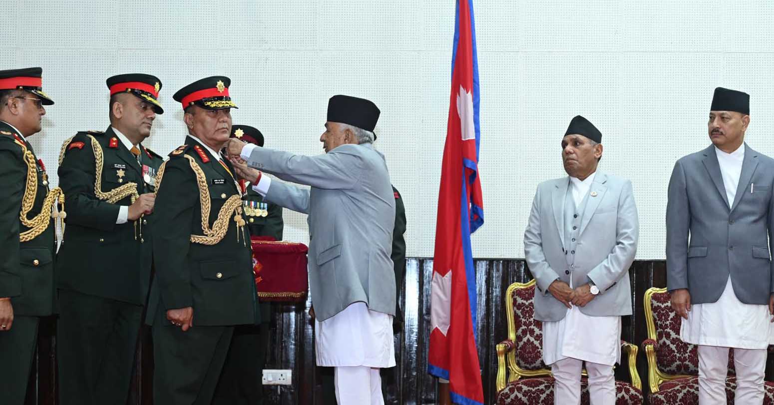राष्ट्रपतिद्वारा नवनियुक्त प्रधानसेनापतिलाई महारथीको दर्ज्यानी चिह्न प्रदान