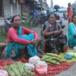तरकारी बेचेर जीविकोपार्जन गर्दै महिला