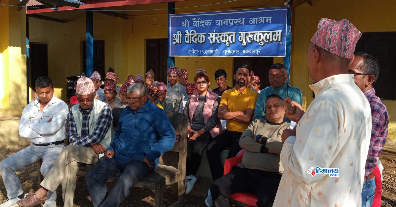 गुरुकूलका विद्यार्थीलाई बेञ्च र खाद्यान्न सहयाेग