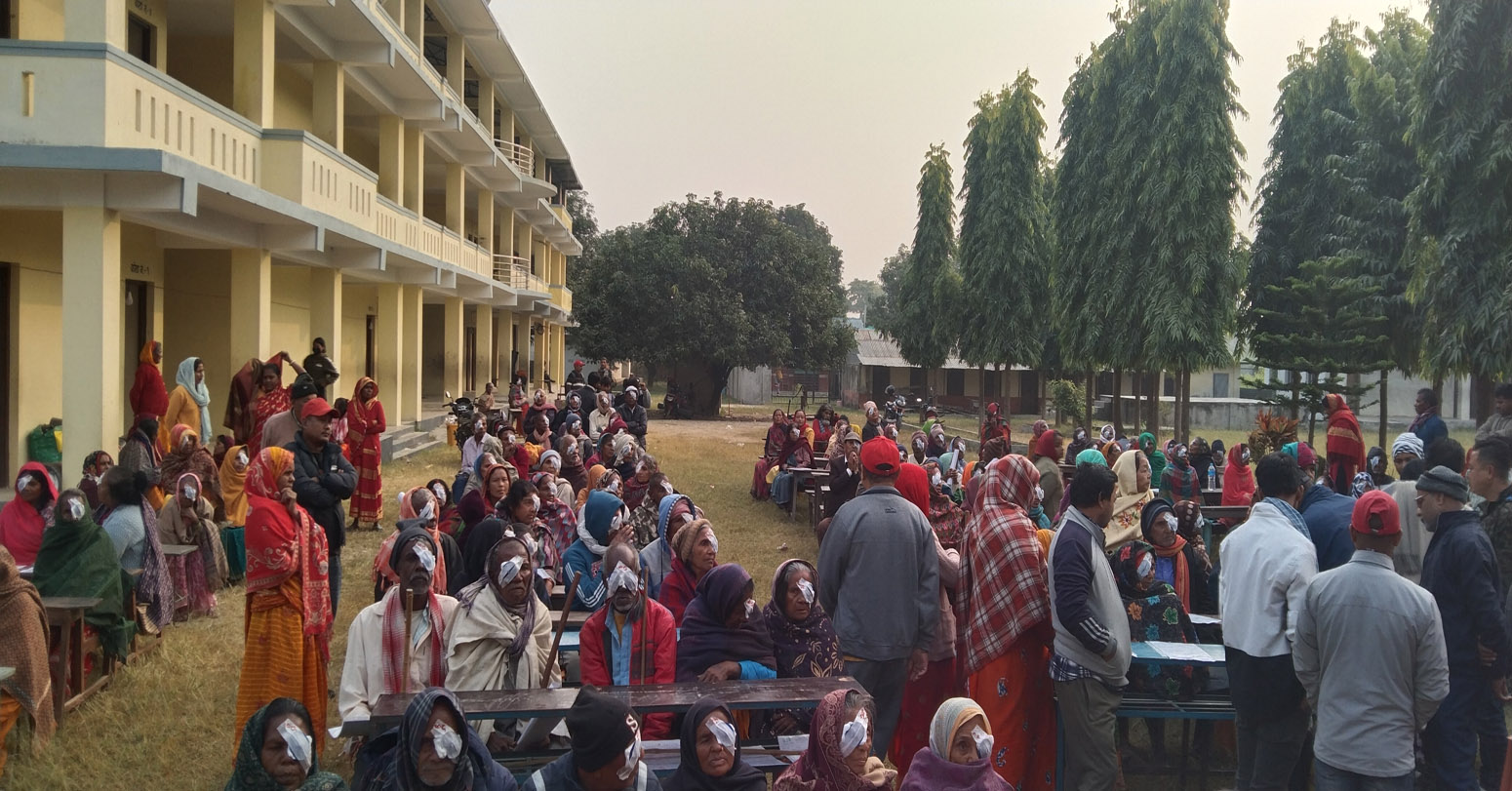 आँखा शिविरमा ३ सय जनाकाे मोतियाबिन्दुको शल्यक्रिया