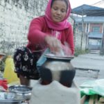 जाडोमा भक्का बेचेर खर्च जुटाउदै महिला