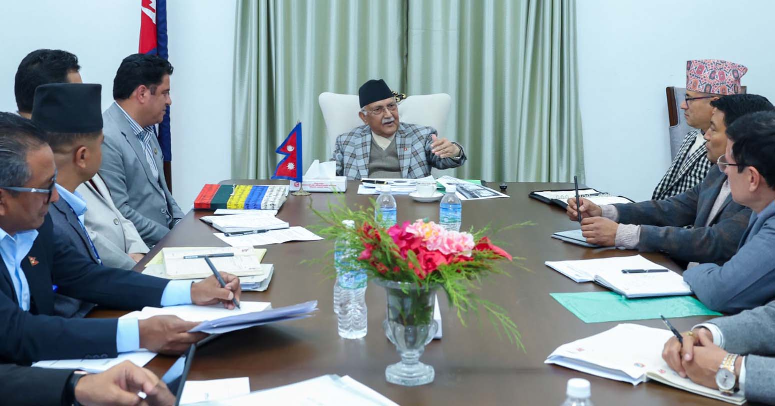 स्वदेशी वस्तुको प्रयोग वृद्धि र ऋग्ण उद्योग सञ्चालनबारे प्रधानमन्त्रीलाई ब्रिफिङ